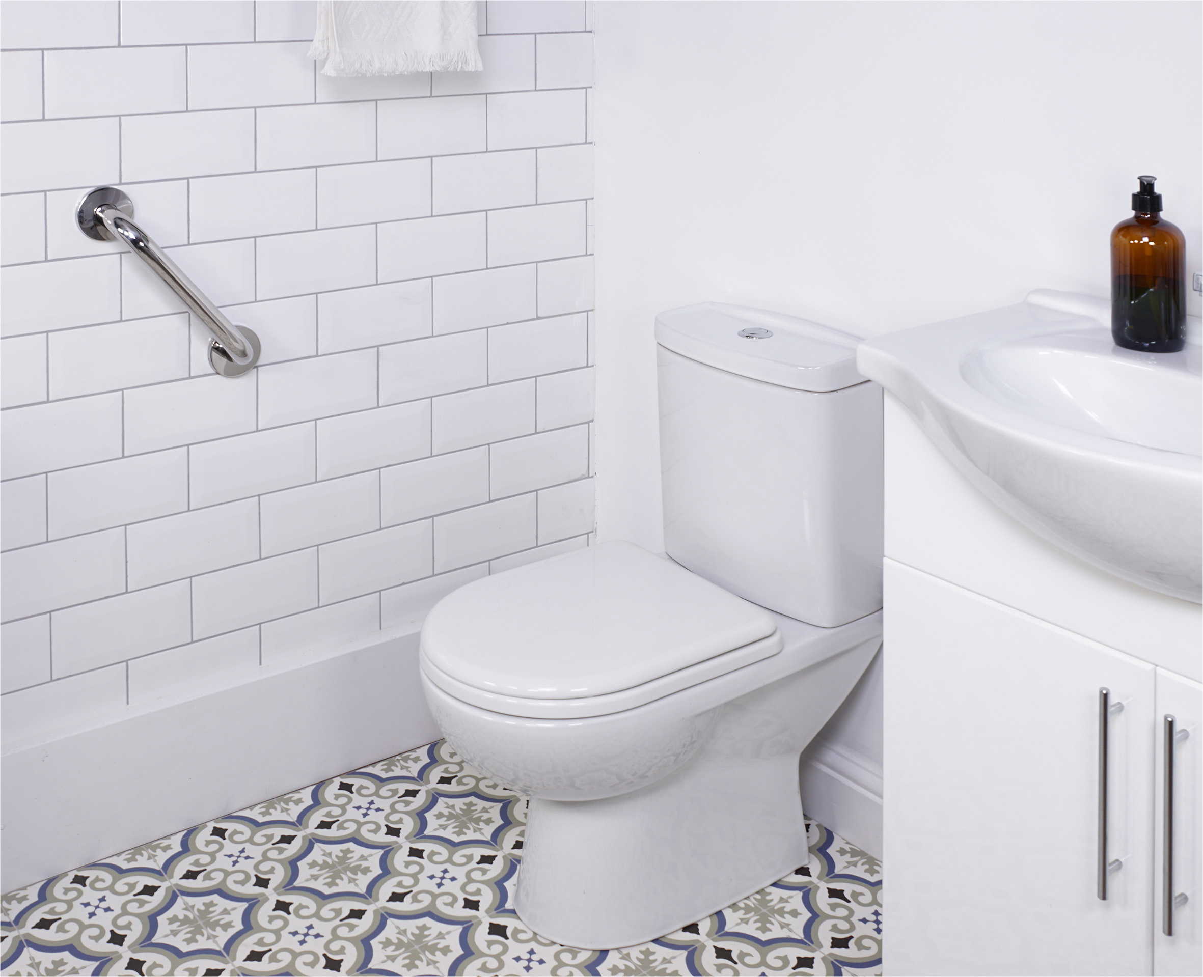 Stainless Steel grab bar in a polished finish - Image 4